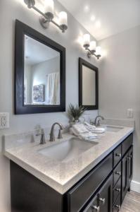 een badkamer met een wastafel en een spiegel bij Unit B 3bd2ba Condo, Steps To The Sand & Pier! in Newport Beach