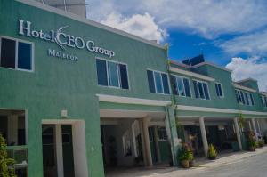 a green building with a hotel loc group sign on it at Hotel CEO Group in Campeche