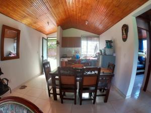 - une cuisine et une salle à manger avec une table et des chaises dans l'établissement Hermosa Finca El Porvenir, à Tibasosa