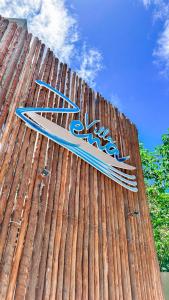 a sign on the side of a wooden building with skis at Pousada Villa Zena - Pé na areia in Arraial d'Ajuda