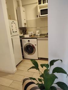 Η κουζίνα ή μικρή κουζίνα στο Excelente departamento para 2 personas con balcón a la calle