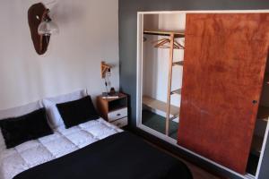 ビジャ・ヘネラル・ベルグラーノにあるDEPTO EN VILLA GRAL BELGRANOのベッドと大きな鏡のある寝室