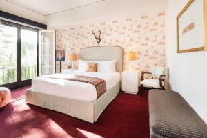 Un dormitorio con una gran cama blanca y una ventana en Palihouse Santa Monica, en Los Ángeles