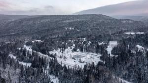 una vista aerea di una stazione sciistica nella neve di Gîte du Mont-Albert - Sepaq a Sainte-Anne-des-Monts