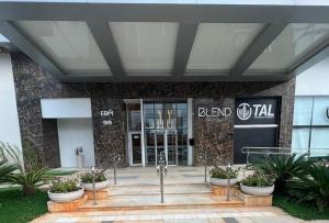 un bâtiment avec un panneau indiquant un mauvais hall dans l'établissement Blend Smart Marista 2 Quartos, à Goiânia