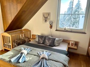 Postel nebo postele na pokoji v ubytování Apartmán U Tří smrků