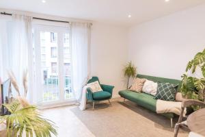 a living room with a green couch and a window at Beautiful 1BD Apartment Issy-les-Moulineaux! in Issy-les-Moulineaux