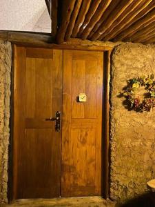 una puerta de madera con una corona encima en Cottage in Arusha-Wanderful Escape, en Arusha