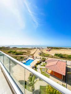 balkon z widokiem na plażę i ocean w obiekcie Cabaña Coralina Casa Playa w mieście Juan de Acosta