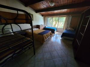 een slaapkamer met 2 stapelbedden en een raam bij CASA XOCOMIL in Cerro de Oro