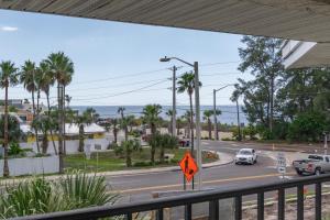 widok na ulicę z samochodem jadącym drogą w obiekcie Bridgeport Condo 211 w mieście Bradenton Beach