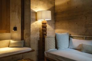 瓦哈卡德華雷斯的住宿－Hotel Escondido Oaxaca, a Member of Design Hotels，一间卧室配有两张单人床和一盏灯。