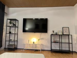 ein Wohnzimmer mit einem Flachbild-TV an der Wand in der Unterkunft 3 Zimmer Wohnung in Dortmund in Dortmund
