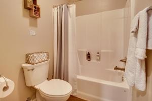 Bull ShoalsにあるCozy Bull Shoals Condo Getaway about 1 Mi to Lake!のトイレとシャワー付きの白いバスルーム +19枚の写真