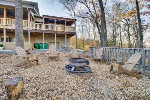 Bull ShoalsにあるCozy Bull Shoals Condo Getaway about 1 Mi to Lake!の家の前の椅子