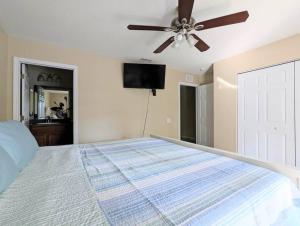 um quarto com uma cama e uma ventoinha de tecto em 3Bed & 2Bath Property Couple minutes from Siesta Key Beach & Downtown Sarasota em Sarasota