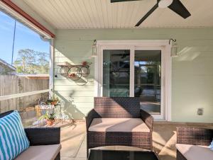 サラソタにある3Bed & 2Bath Property Couple minutes from Siesta Key Beach & Downtown Sarasotaのポーチ(椅子2脚、天井ファン付)