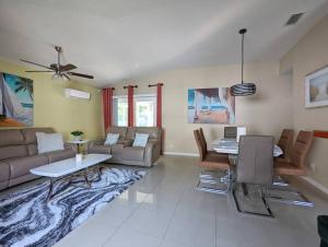 - un salon avec un canapé et une table dans l'établissement Mint Home of Siesta Key's 3/2 & Serene Patio!, à Sarasota