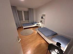 ein kleines Zimmer mit 2 Betten und einem Sofa in der Unterkunft 3 Zimmer Wohnung in Dortmund in Dortmund