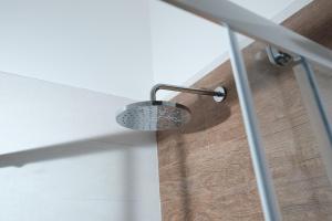 een douche met een douchekop in de badkamer bij CIVICO 15 APARTMENT in Mercato San Severino