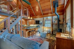 O zonă de relaxare la Less Than 1 Mi to Beach Peaceful Studio with Deck in Tahoma