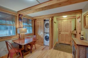 Imagine din galeria proprietății Less Than 1 Mi to Beach Peaceful Studio with Deck in Tahoma în Tahoma