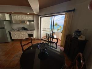 een keuken met een eettafel en uitzicht op de oceaan bij one beach street hotel -Beach front Spacious 1BD 1BA fabulous view in Zona Romantic Puerto Vallarta in Puerto Vallarta