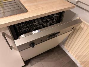 eine leere Spülmaschine in einer Küche mit Theke in der Unterkunft 3 Zimmer Wohnung in Dortmund in Dortmund