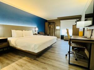 Een bed of bedden in een kamer bij Comfort Inn & Suites Houston I-10 West Energy Corridor