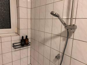 eine Dusche mit Duschkopf in einem Badezimmer in der Unterkunft 3 Zimmer Wohnung in Dortmund in Dortmund + 34 Fotos