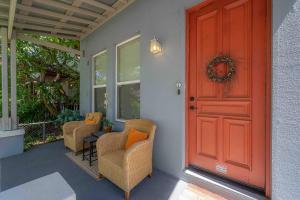 Χώρος καθιστικού στο Nawlins vibe with rooftop verandah near Riverwalk and downtown