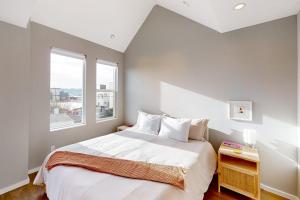 um quarto com uma cama grande e uma janela em Luxury Ballard Townhome em Seattle