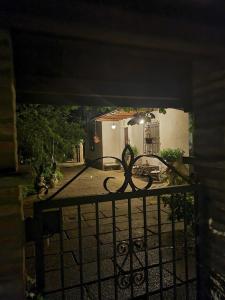 - l'entrée d'une maison avec une porte en fer dans l'établissement LA CASA DI GIM, à Lugo