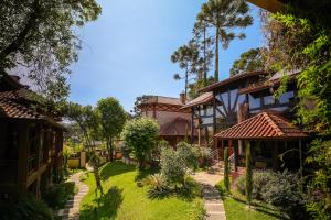 a view of the courtyard of a house at Pousada Boutique Vilage de Minas in Monte Verde