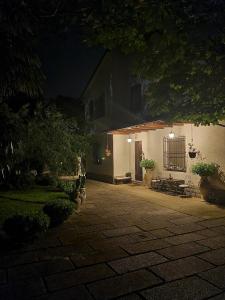 une maison avec une terrasse et un bâtiment la nuit dans l'établissement LA CASA DI GIM, à Lugo