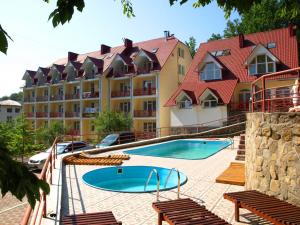 波利亞納的住宿－Recreation Complex Sunny Resort，大楼前设有游泳池的酒店