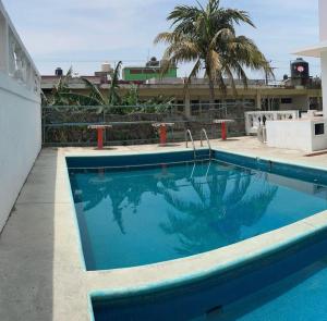 una gran piscina azul con un tren de fondo en Hotel El almirante, en Tecolutla