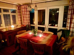 una sala da pranzo con tavolo e candele di Lavender Oaks Detached Country House a Purley