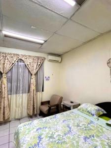 ein Schlafzimmer mit einem Bett, einem Stuhl und einem Fenster in der Unterkunft Mini Apartamentos Amueblados y Equipados Paulina in San Isidro