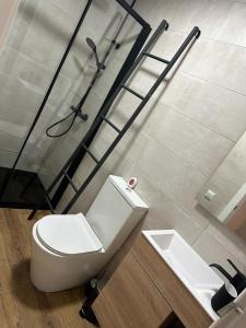 een badkamer met een toilet en een wastafel bij Apartamento 10 minutos de centro de Granada in Granada