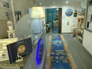 泰拉奇納的住宿－Il Giardino Di Adriana B&B，一间地板上涂有波浪的房间