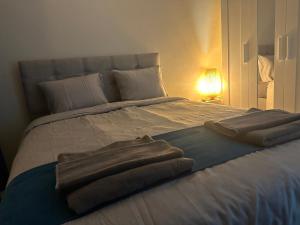 łóżko z dwoma ręcznikami na górze w obiekcie FATİH MERKEZİ LOKASYON GÜZEL TERAS MANZARASI w Stambule