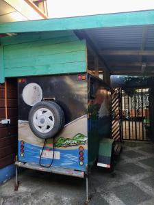 un camion de nourriture avec un pneu sur son côté dans l'établissement Kapai Hostel, à Valdivia