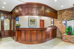 un hall avec un bar en bois dans un bâtiment dans l'établissement Best Western PLUS Governor's Inn Richmond, à Midlothian