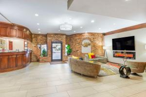 a living room with a couch and a tv at Best Western PLUS Governor's Inn Richmond in Midlothian