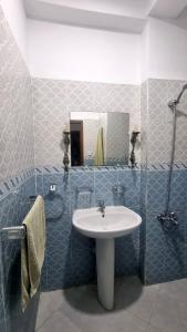 a bathroom with a sink and a mirror at Apartamento Vista Mar in Martil