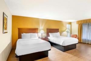 a hotel room with two beds with white sheets at Best Western PLUS Governor's Inn Richmond in Midlothian +27 photos