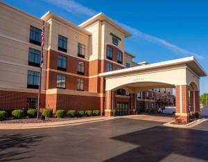 un bâtiment d'hôtel doté d'un drapeau devant lui dans l'établissement Homewood Suites by Hilton Joplin, à Joplin