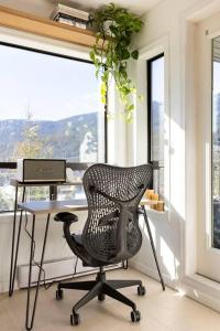 una oficina con escritorio y silla frente a una ventana en Amazing Views 2 BR/2 BA Ski In Ski Out Condo en Whistler