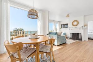 een woonkamer met een tafel en stoelen en een bank bij Shore to Adore: Ocean Views & WiFi in Lulworth